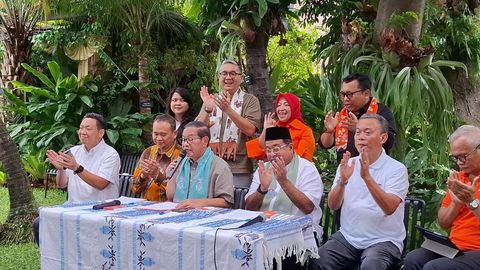 Pramono-Rano bersama ketua Tim Pemenangan, Cak Lontong beserta tim mendeklarasikan Kemenangannya pada Pilkada DKI Jakarta di Kediamannya. (istimewa)