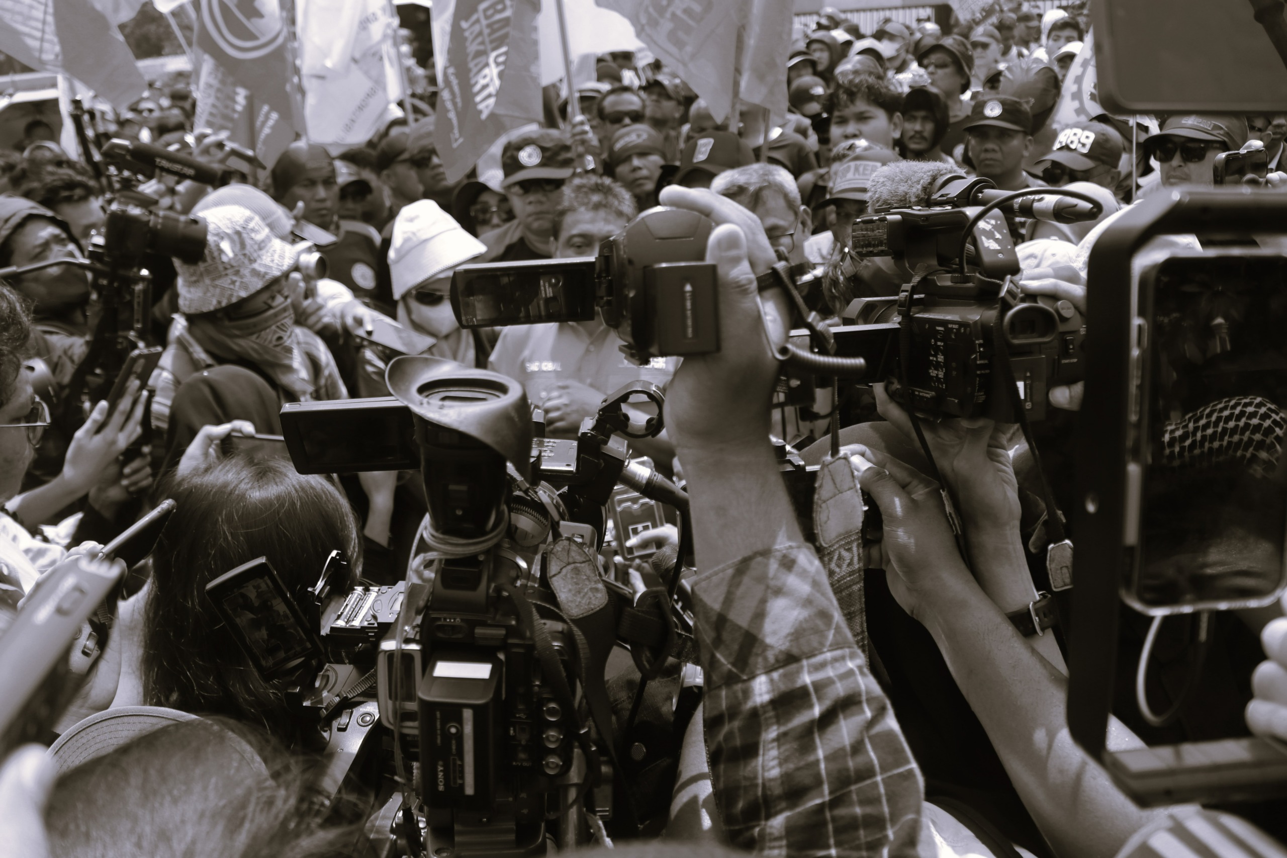 Wartawan saat melakukan Doorstoop. (foto: Sulindo/Iqyanut Taufik)