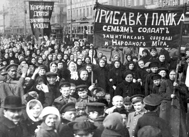 Dari Jalanan Menuju Soviet: Bagaimana Perempuan Memulai Revolusi Rusia 1917