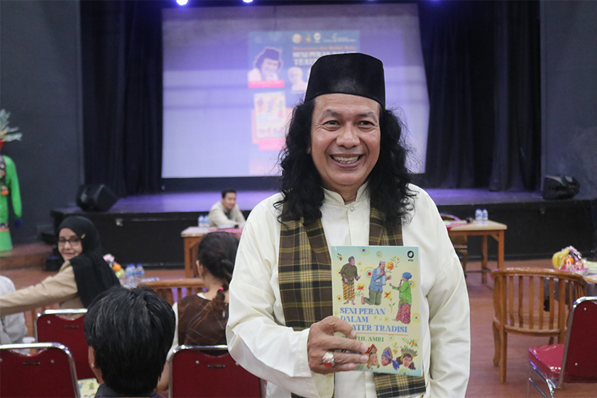 Syaiful Amri saat peluncuran buku 'Seni Peran dalam Teater Tradisi' dikawasan pondok Kelapa Jakarta Timur. (foto: Sulindo/Iqyanut Taufik)