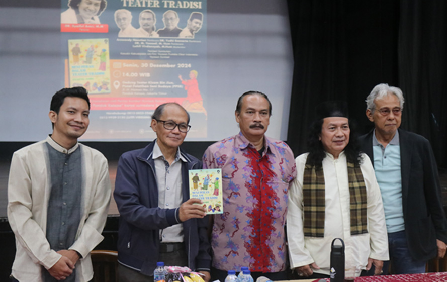 Dr. M. Yoesoef (memegang buku) saat acara bedah buku 'Seni Peran dalam Teater Tradisi' . (foto: Sulindo/Iqyanut Taufik)