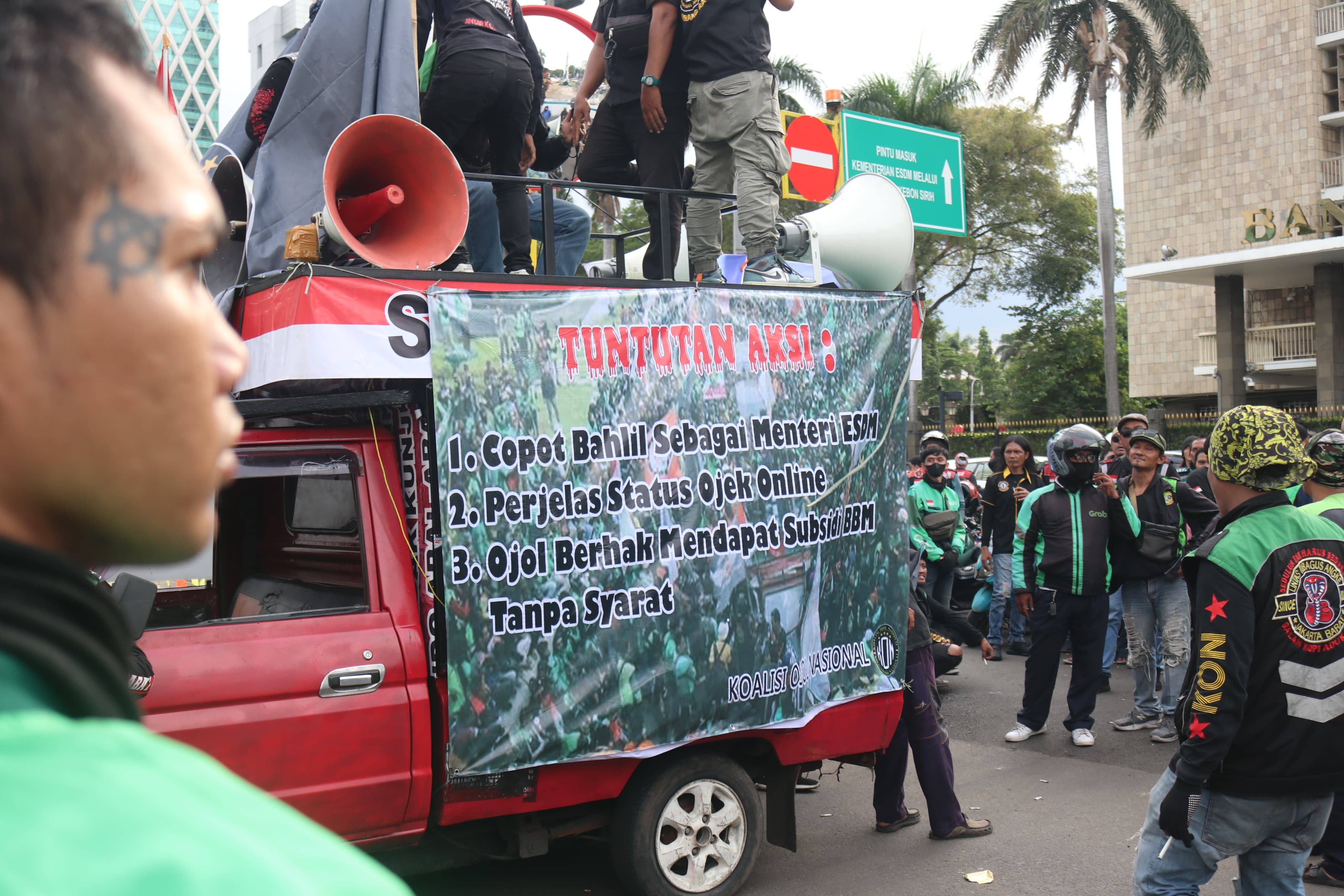 Koalisi Ojol Nasional Melakukan Demo di Depan Gedung ESDM