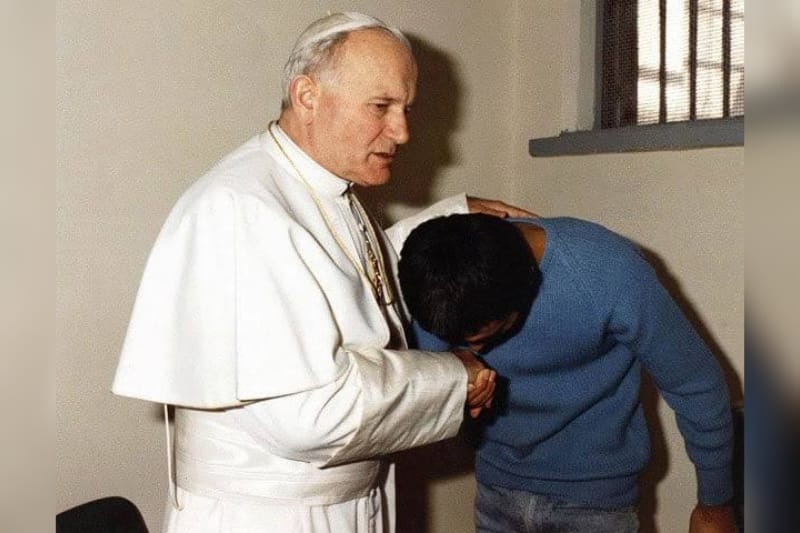 Sang penembak mencium tangan Paus Yohanes Paulus II selama pertemuan mereka di penjara Rebibbia, Roma. (Sumber: Sulindo/Benedict Pietersz)