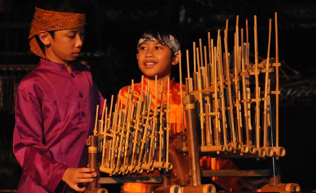 Perjalanan Angklung Dari Tradisi Sunda ke Panggung Dunia