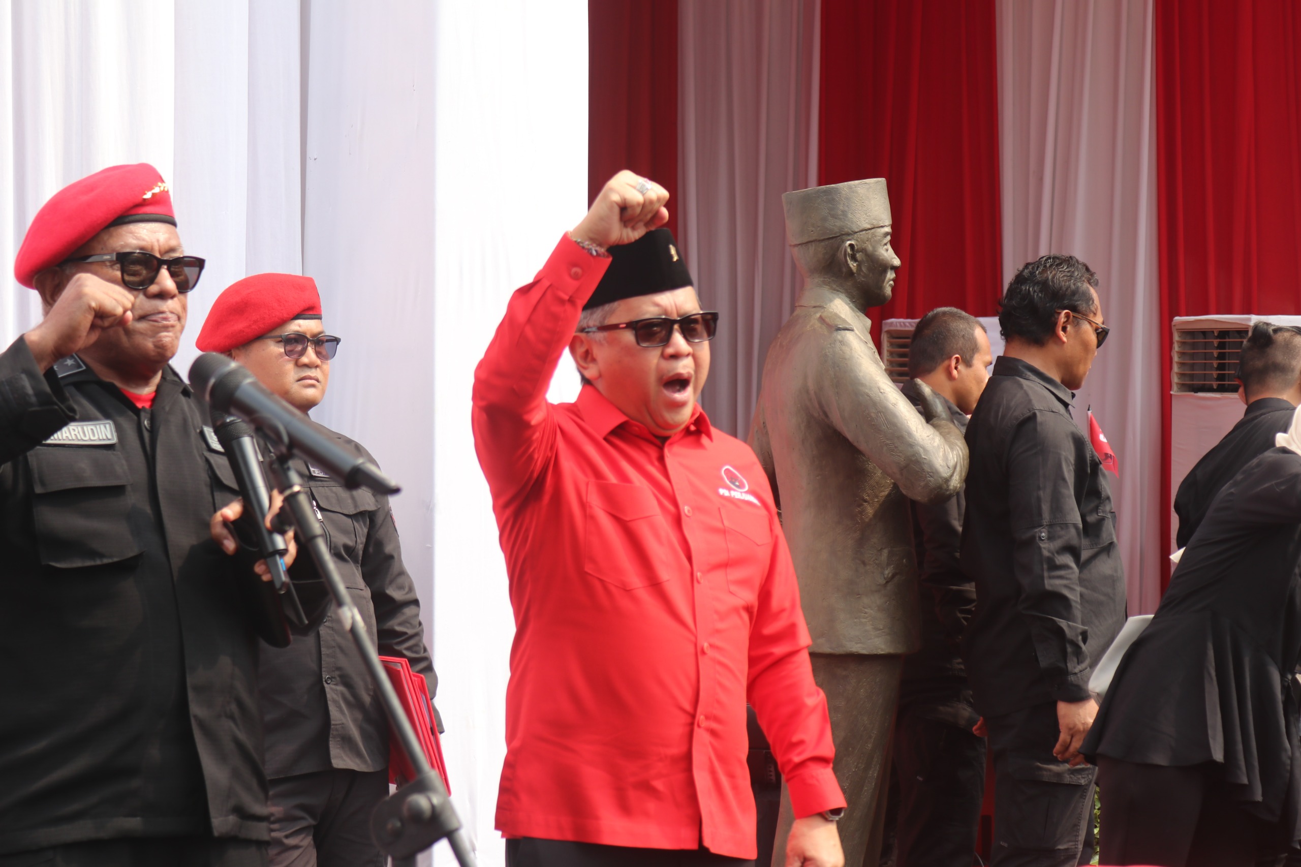 Hasto Kristiyanto (baju merah). (foto: Sulindo/Iqyanut Taufik)