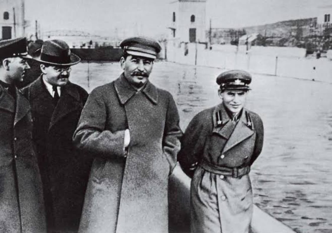 Foto Joseph Stalin (tengah) bersama kepala NKVD Nikolai Yezhov (kanan) pada tahun 1936. (Sumber: The Collector)
