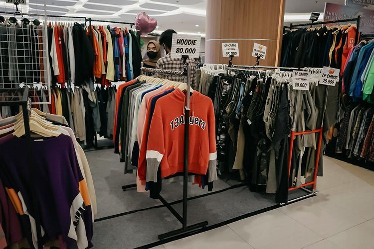 Mengapa Thrifting Jadi Fenomena Populer di Kalangan Anak Muda?