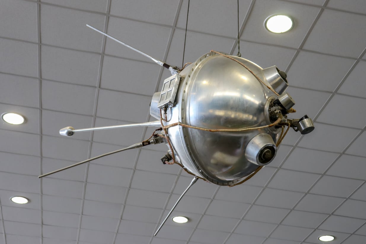 Luna 1: Wahana Antariksa Pertama yang Mencapai Bulan dan Mengorbit Matahari