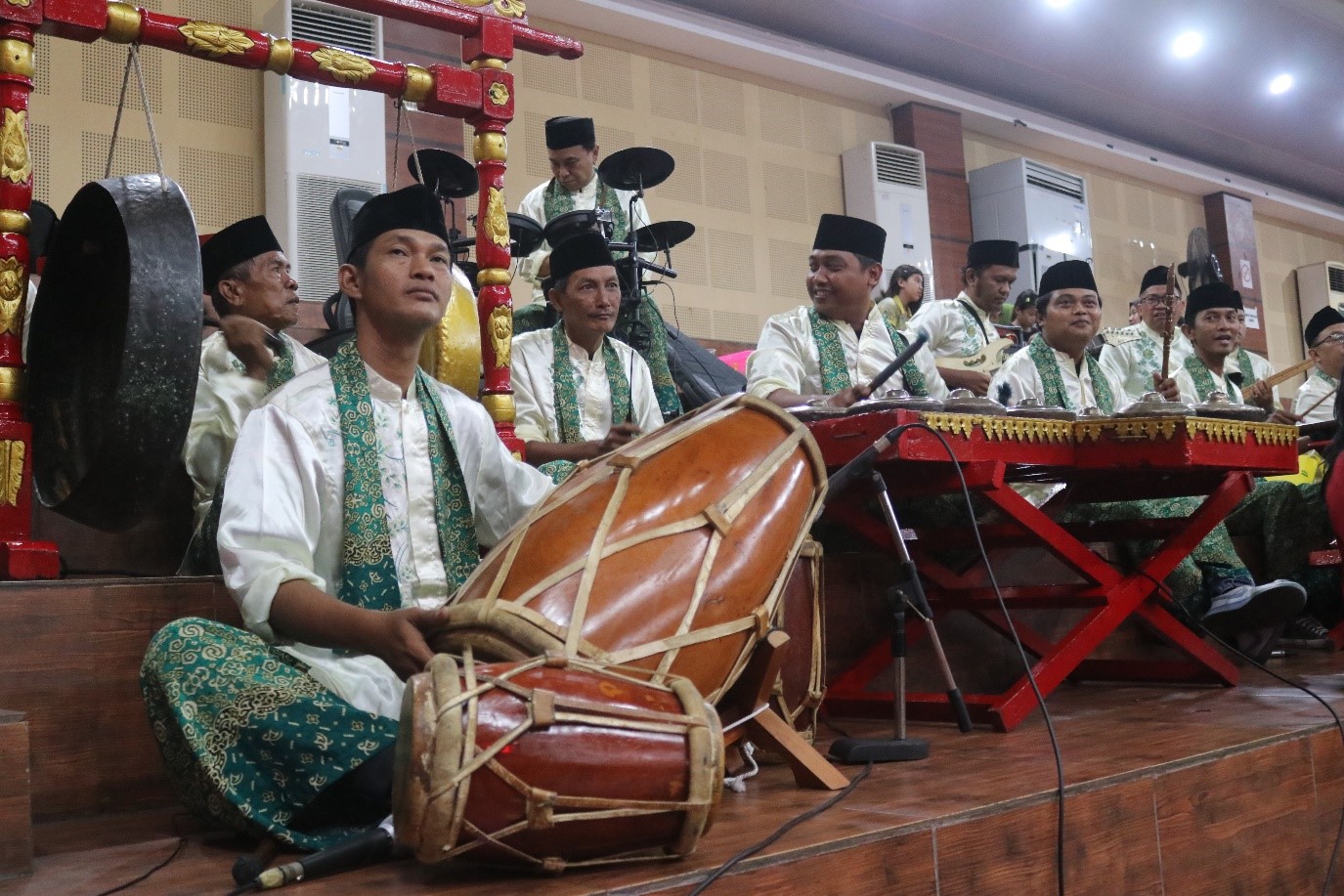 Pemain Gambang Kromong saat mengiringi penampilan Komedi Betawi (Kombet) dari sanggar milik Syaiful Amri. (foto: Sulindo/Iqyanut Taufik)