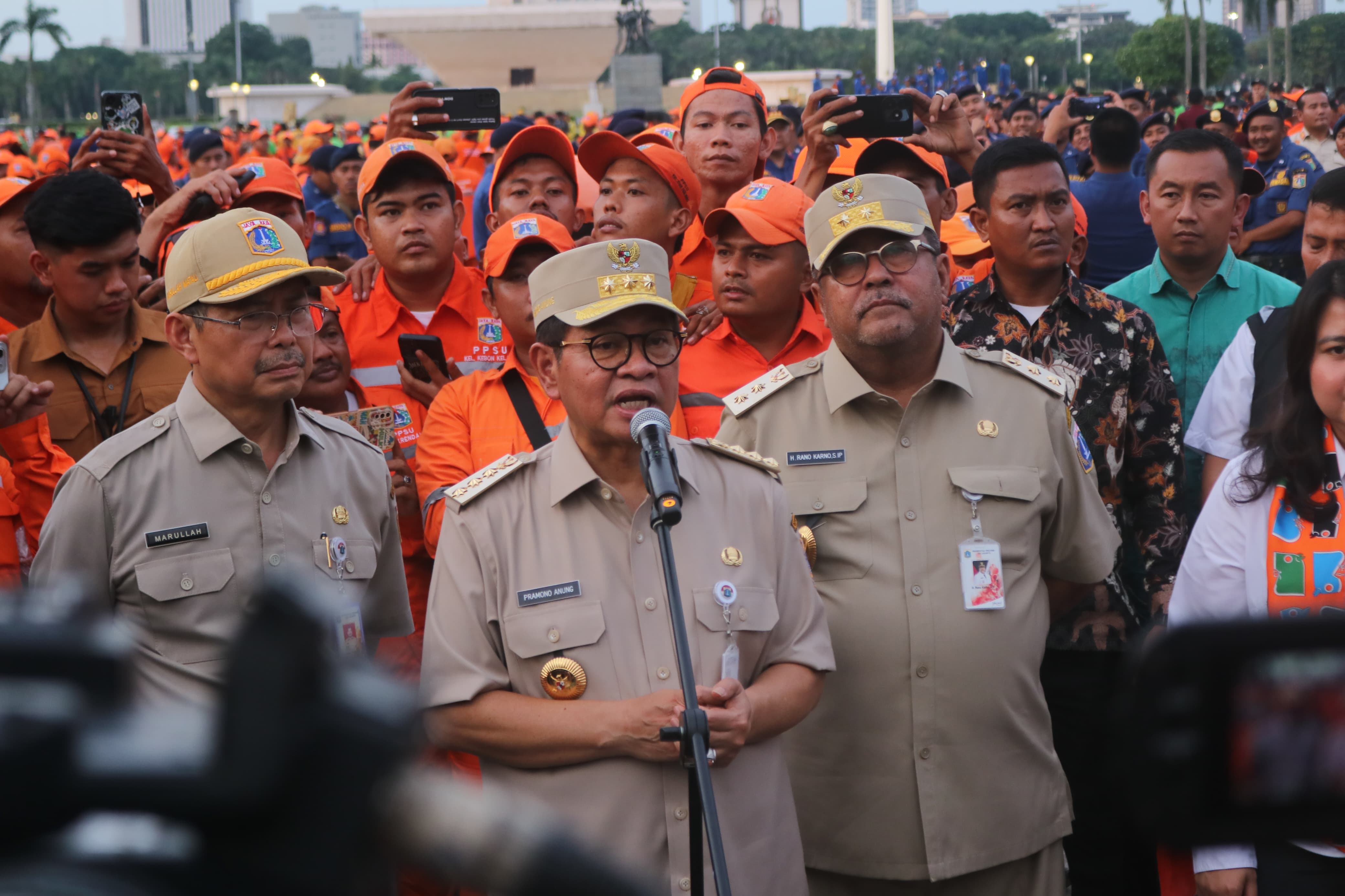 Gubernur DKI Jakarta, Pramono Anung (tengah) setelah selesai Apel bersama para jajarannya di kawasan Monas, Jakarta. (Foto: Sulindo/Iqyanut Taufik)