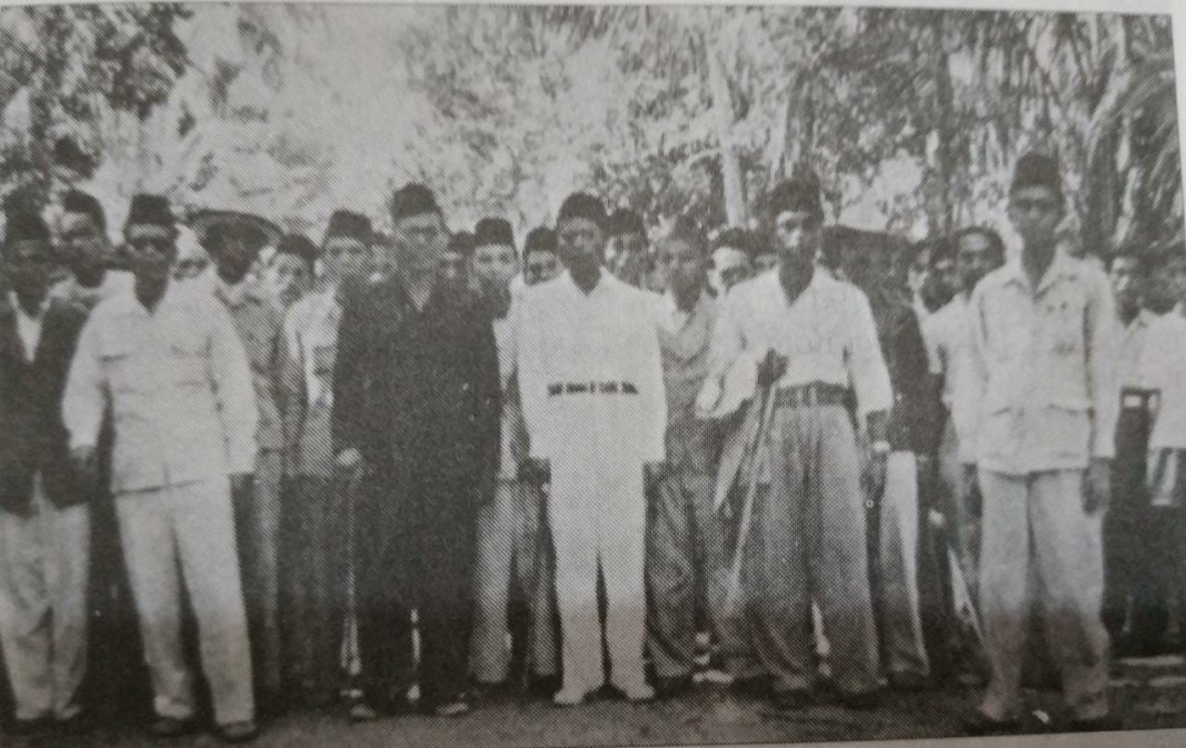 Para Pemimpin PDRI bergambar bersama sebelum kembali ke Yogyakarta. Syafruddin Prawiranegara berbaju dan becelana hitam (Kemdikbud)