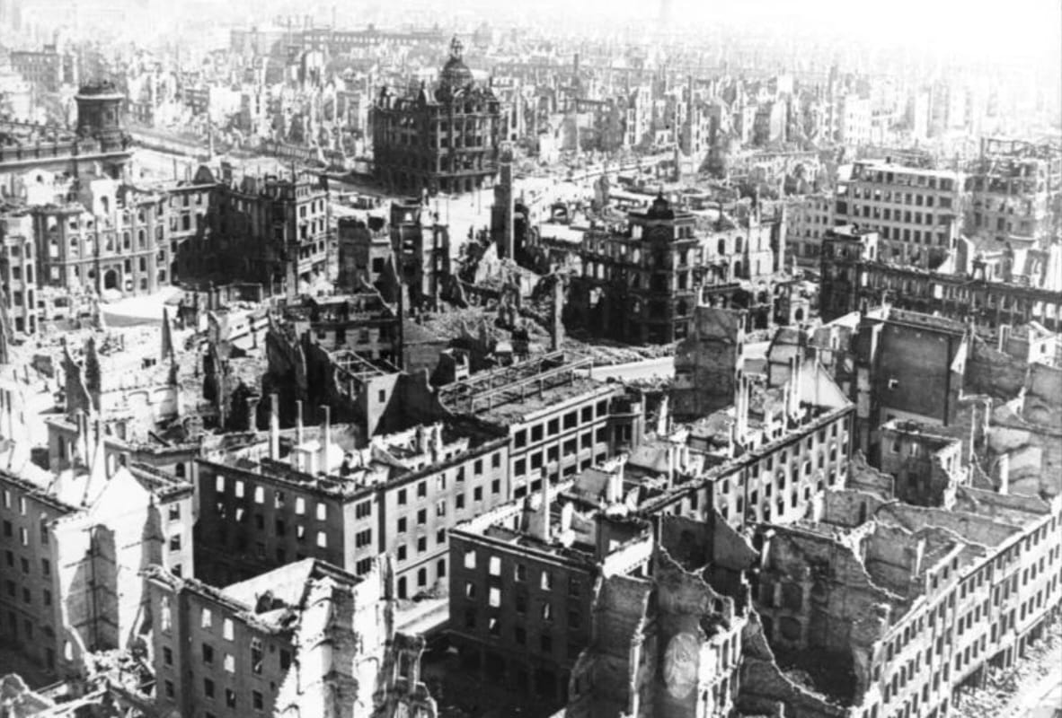 13 Februari 1945: Pasukan Inggris dan AS Mengebom Kota Dresden