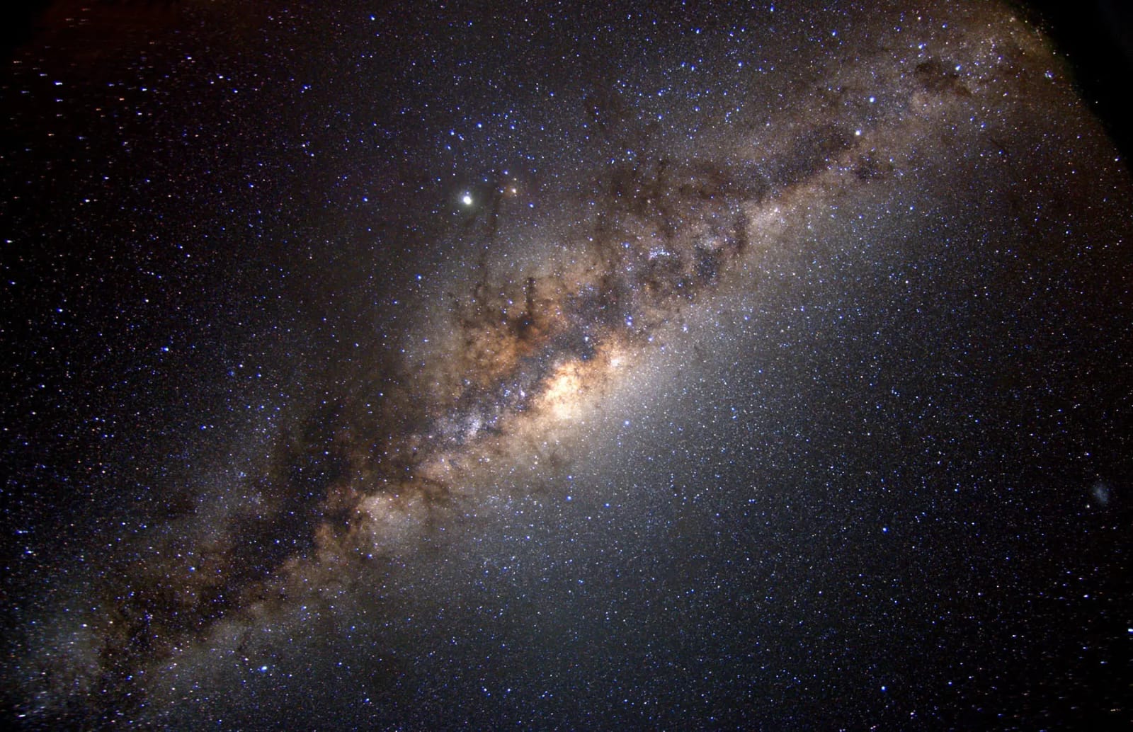 Pusat Bima Sakti menghasilkan banyak energi dan, kadang-kadang, suar. Berdasarkan gravitasi besar yang diperlukan untuk pergerakan bintang dan energi yang dikeluarkan, para astronom menyimpulkan bahwa pusat Bima Sakti adalah lubang hitam supermasif. (Sumber: NASA)