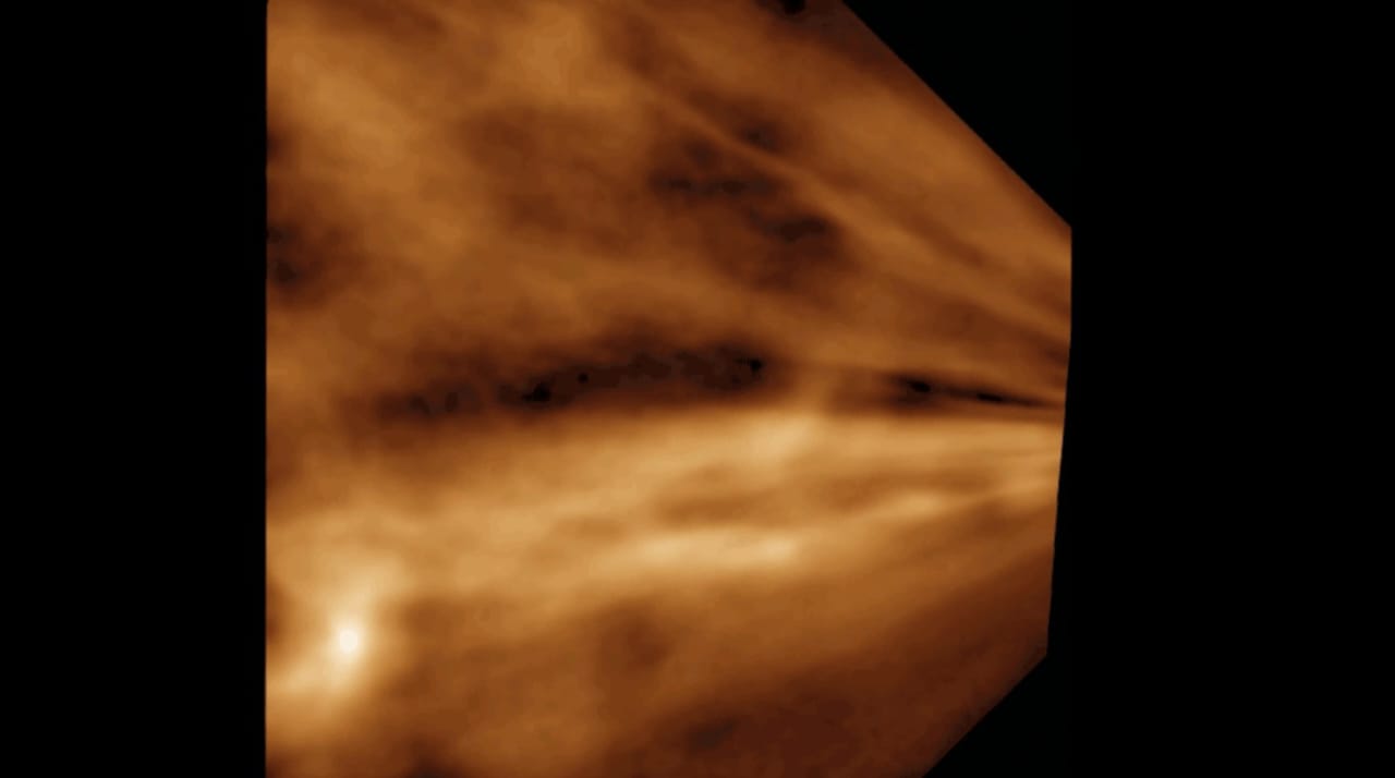 Data dari misi STEREO NASA menunjukkan Angin Matahari sedang berhembus. Para ilmuwan mengurangi kecerahan bintang dan debu dalam data yang direkam agar Angin Matahari dapat terlihat lebih jelas. (Sumber: NASA/SwRI/Craig DeForest)