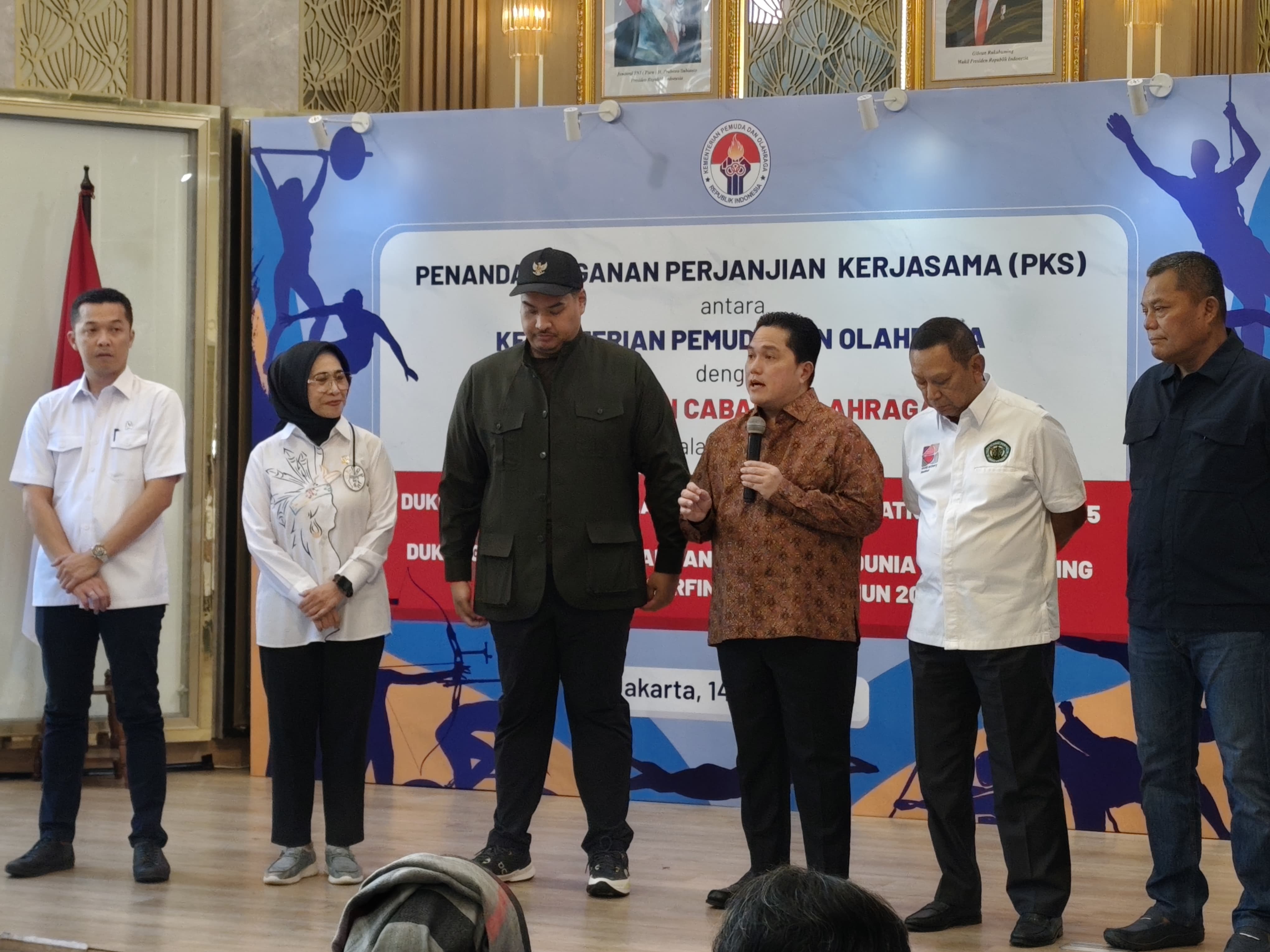Menpora, Dito Ariotedjo (baju hitam), Ketua PSSI Erik Thohir (baju batik) saat acara Penandatanganan Perjanjian Kerjasama antara Kemenpora dengan Induk Organisasi Cabang Olahraga (IOCO) dalam Rangka Pelatnas Tahun 2025 dan Dukungan Penyelenggaraan Kejuaraan Dunia Panjat Tebing dan World Surfing League Tahun 2025. (Foto: Sulindo/Iqyanut Taufik)