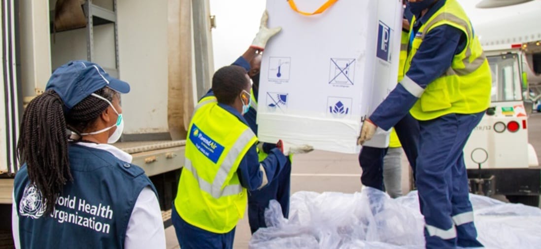 Tim WHO tiba di Bandara Internasional Kigali di Rwanda pada tanggal 3 Maret 2021, membawa kargo berisi 240.000 dosis vaksin COVID-19. (Sumber: World Health Organization (WHO))