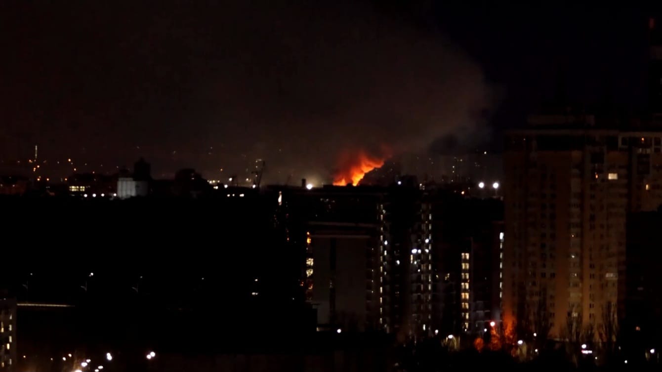 Sebuah video menunjukkan kebakaran di kota kyiv, Ukraina akibat serangan rudal Rusia. (Sumber: Reuters)