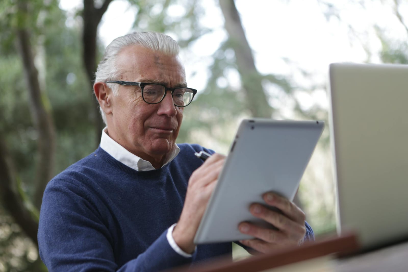 Orang-orang berusia di atas 50 tahun yang secara rutin menggunakan gadget memiliki tingkat penurunan kognitif yang lebih rendah. (Sumber: Pexels)