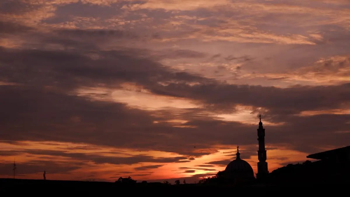 Magrib dan Mitos yang Tak Pernah Padam