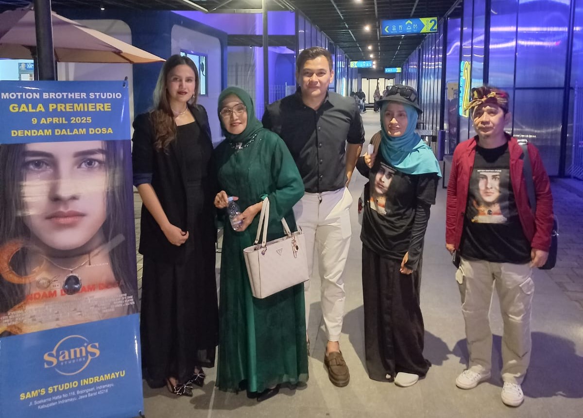 Dewinta mewakili KCFI Zona Indramayu, Majalengka foto bersama Pemeran Utama Defwita Zumara (Soffie), Tien Kadaryono (Bi Atun) Ferdian Ariyadi (Satria) & Budi Sumarno ( Line Produser/ Founder KCFI) (Dok. Istimewa)