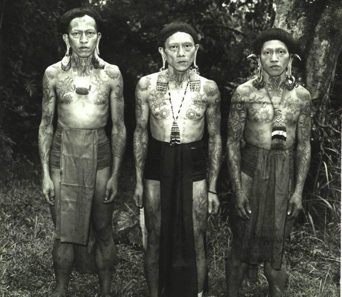 Menelusuri Makna Sakral di Balik Goresan Tato Suku Dayak