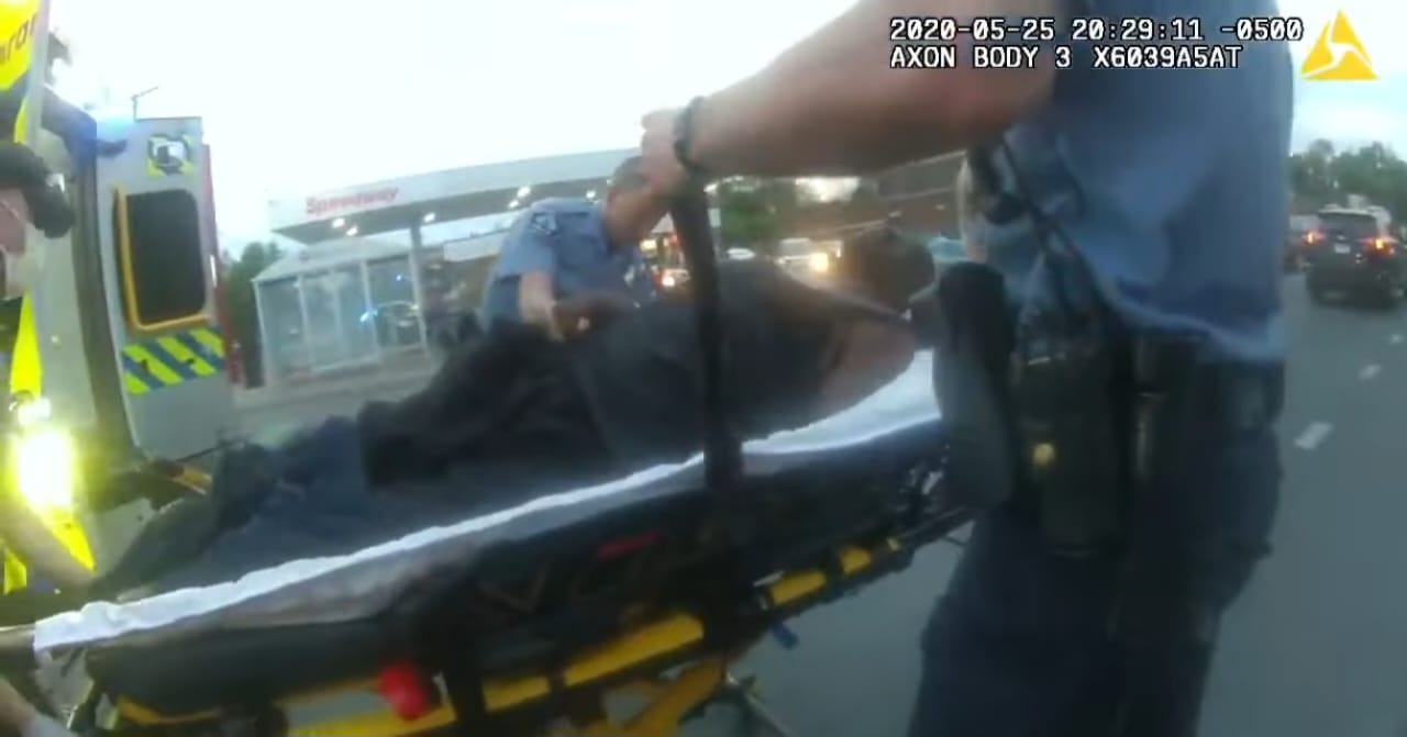 Rekaman video yang menunjukkan George Floyd tidak responsif setelah petugas polisi menjepitnya ke tanah selama sembilan menit dan 29 detik. (Sumber: akun YouTube 10 Tampa Bay)