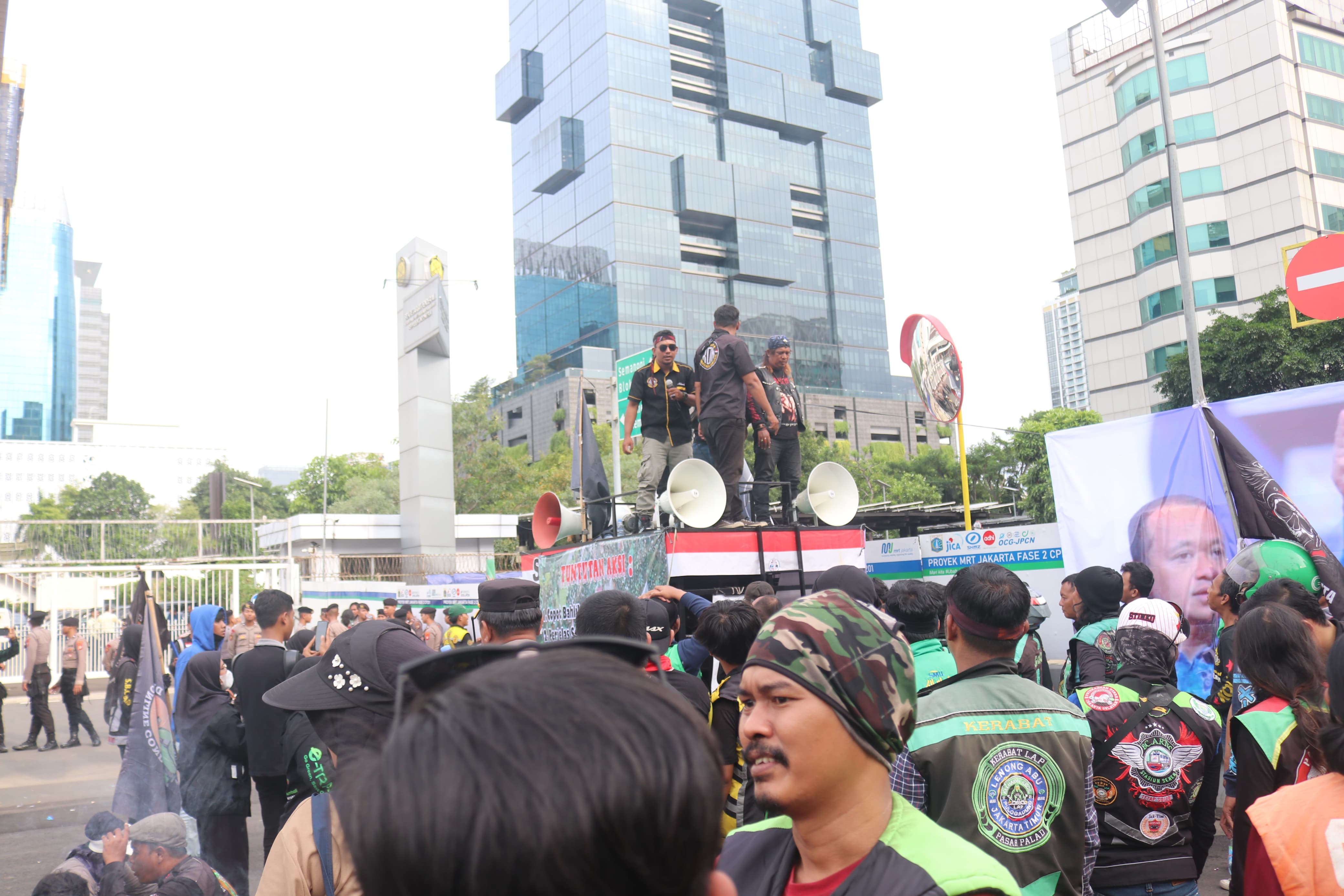 Ilustrasi demo pengemudi ojek online. (foto: Sulindo/Iqyanut Taufik)