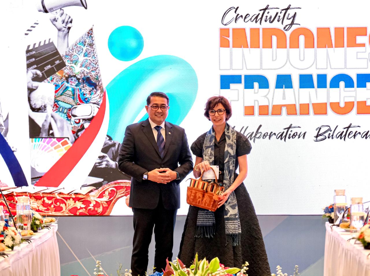 Menteri Ekonomi Kreatif Teuku Riefky Harsya menyambut Menteri Kebudayaan Prancis, Rachida Dati di Gedung Kemenparekraf. (istimewa)