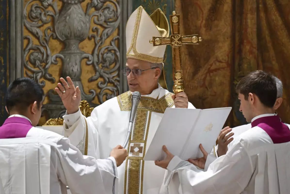 Paus Leo XIV merayakan Misa bersama Kolese Kardinal di dalam Kapel Sistina di Vatikan pada hari Jumat. (Sumber: Los Angeles Times)