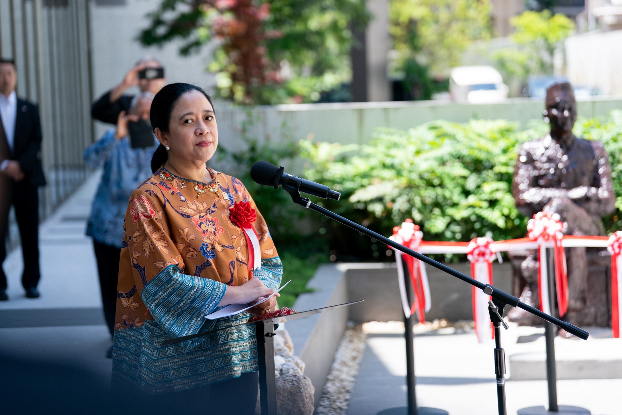Puan Maharani saat meresmikan patung Ir Soekarno di Tokyo. (istimewa)