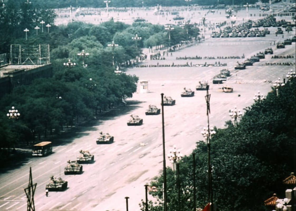 Foto penuh "Tank Man" di Lapangan Tiananmen jauh lebih kuat daripada yang telah dipotong. Tank Man terlihat di pojok kiri bawah. (Sumber: Reddit)