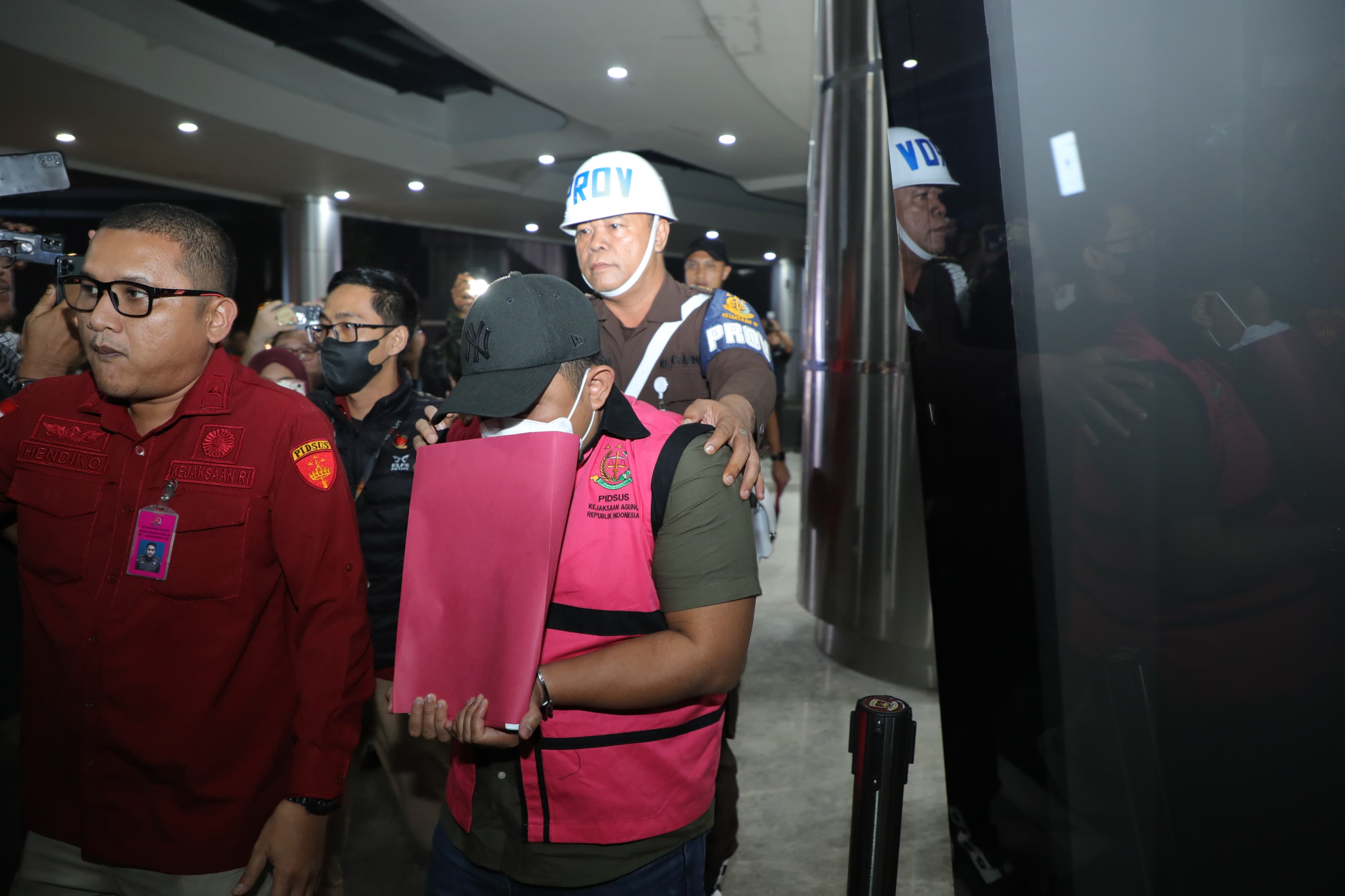 Ketua Tim Buzzer M Adhiya Muzzaki (memakai rompi) yang menjadi tersangka perintangan penyidikan Kejagung. Dok. Kejagung