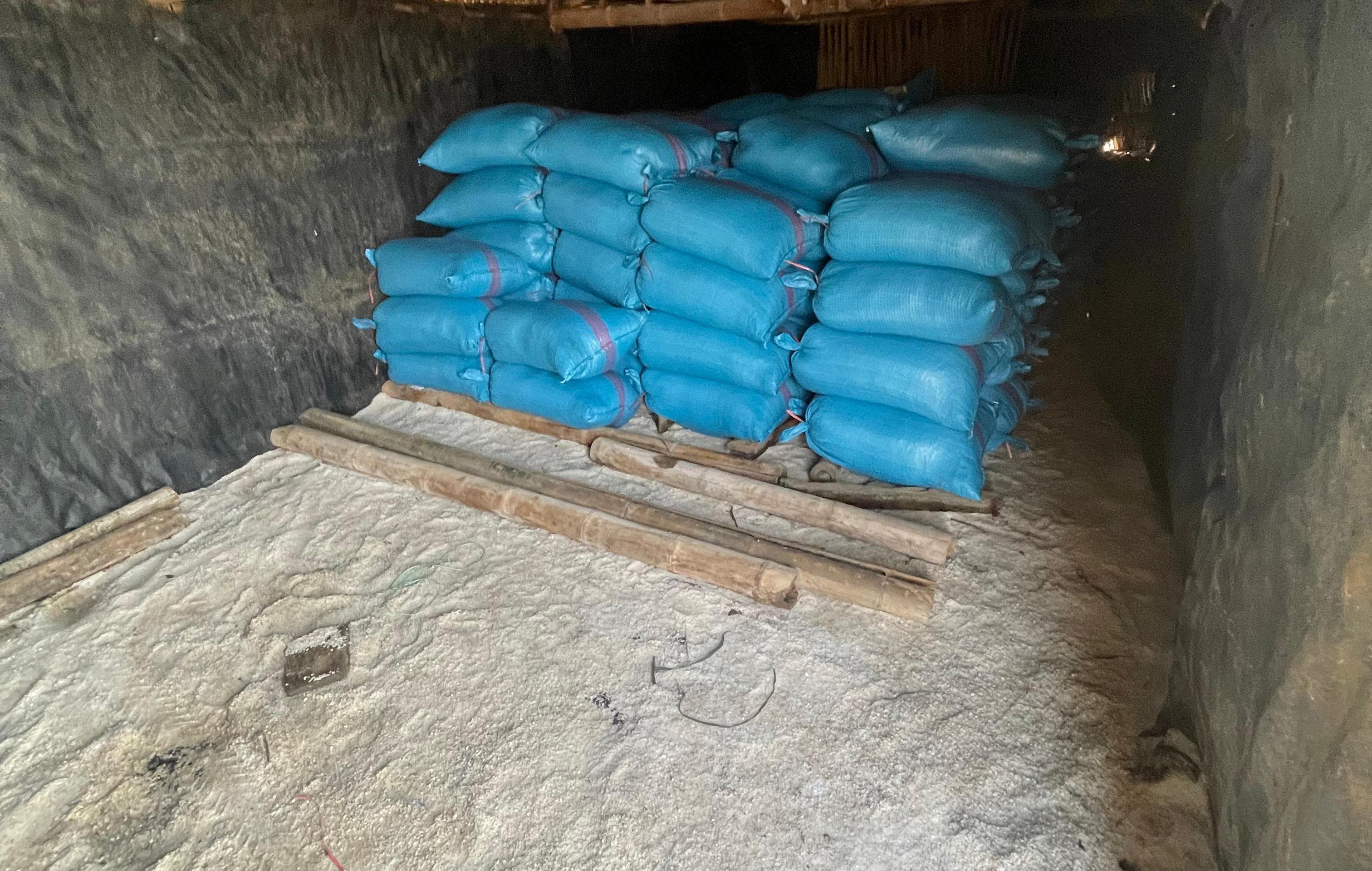 Garam krosok yang menumpuk di gudang karena belum terjual. (Foto: Sulindo/Iqyanut Taufik)