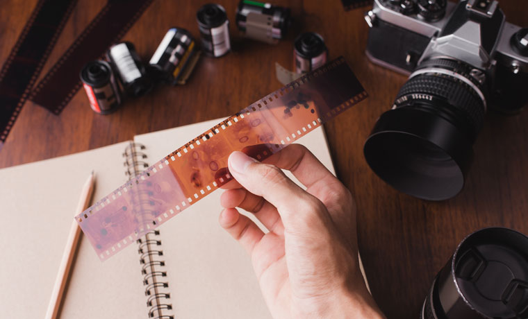 Menilik Kembali Proses Mencuci Foto di Era Analog yang “Benar-Benar Dicuci”