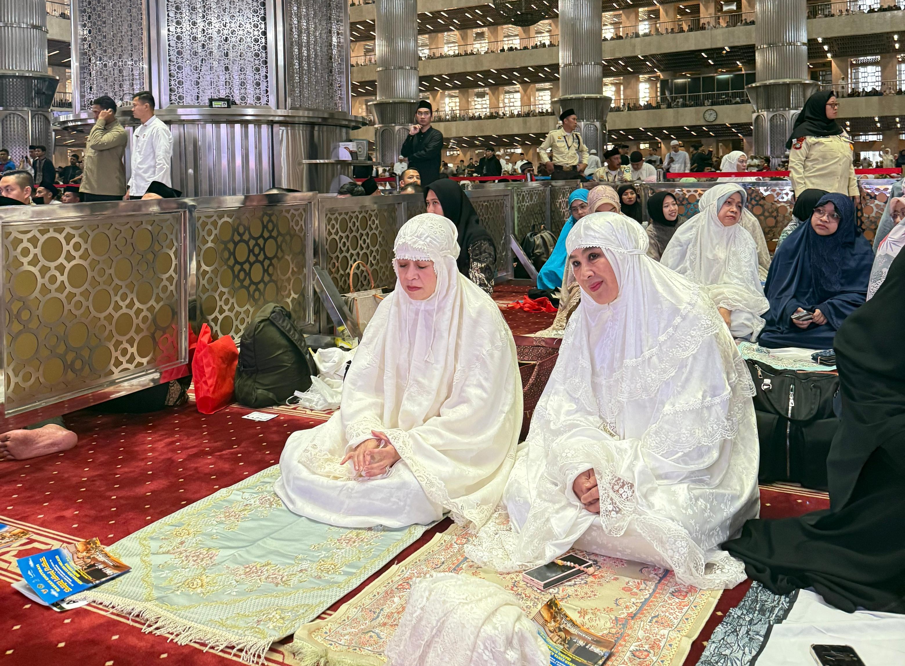 Ketua DPR RI, Puan Maharani saaat mengikiti sholat Idul Adha di Masjid Istiqlal Jakarta Pusat. (istimewa)