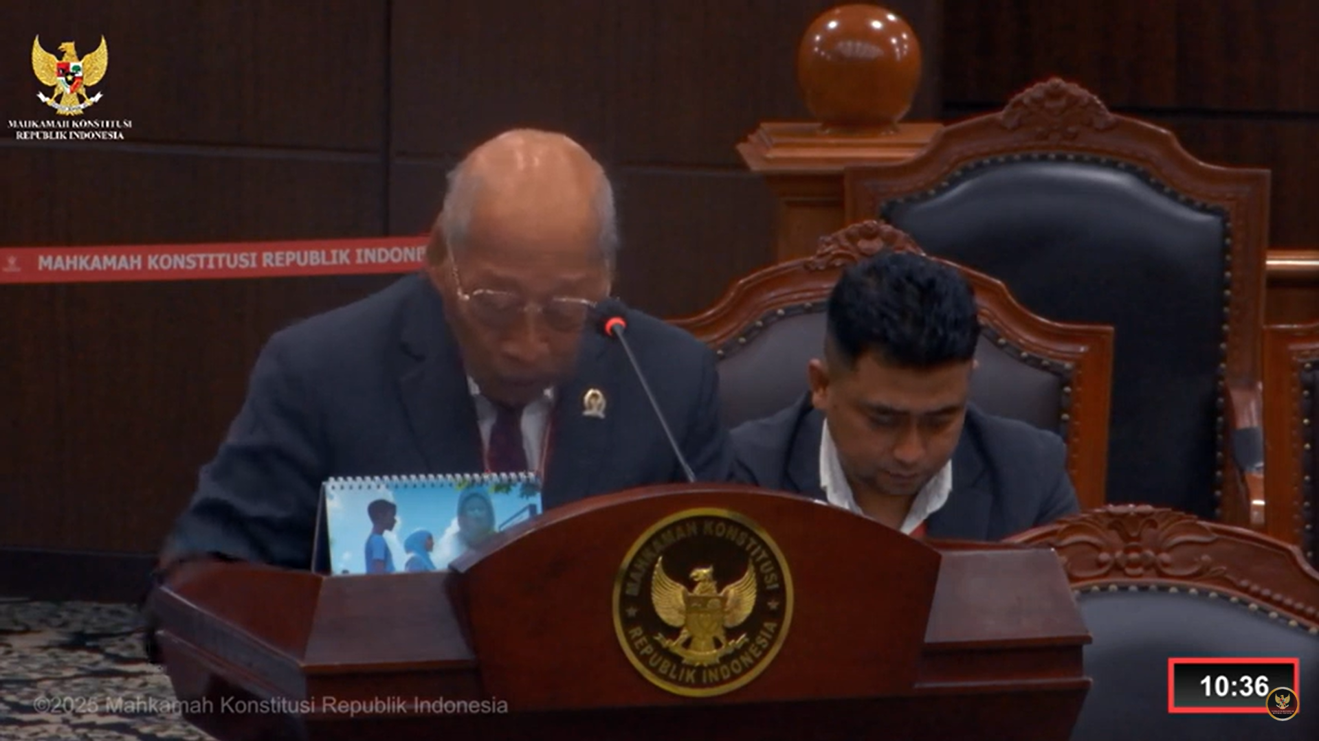 I Wayan Sudirta saat membacakan keterangannya di ruang sidang Mahkamah Konstitusi. (sumber: tangkapan layar youtube Mahkamah Konstitusi)