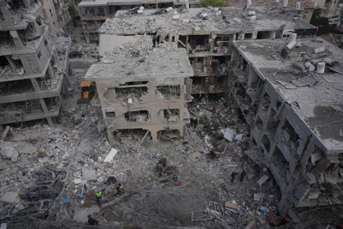 Petugas tanggap darurat Israel bekerja di daerah permukiman yang terkena rudal yang ditembakkan dari Iran di Bat Yam pada tanggal 15 Juni 2025. (Sumber: Al Jazeera)