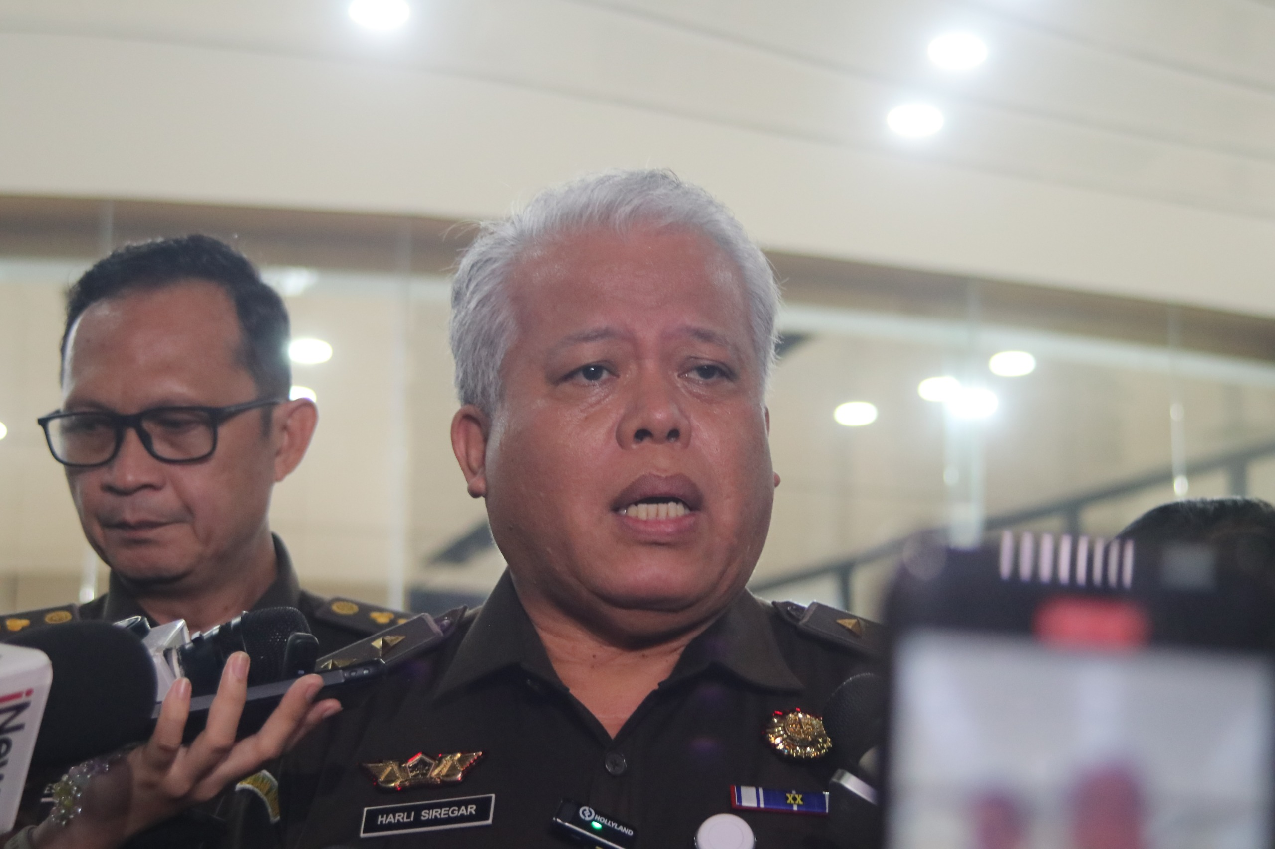 Kapuspenkum Kejagung, Harli Siregar saat ditemui wartawan usai pemeriksaan Nadiem Makarim di gedung Bundar Jampidsus, Kejagung, Jakarta Selatan. (Foto: Sulindo/Iqyanut Taufik)
