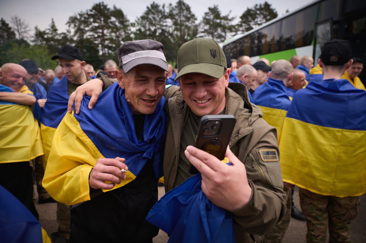 Rusia dan Ukraina berhasil menukar tahanan perang pada tanggal 24-26 Mei lalu. (Sumber: @V_Zelenskiy_official)