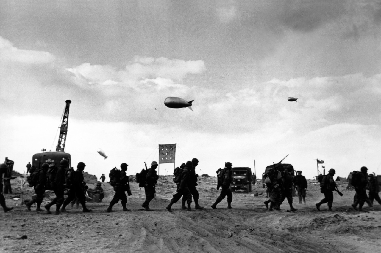 Pasukan AS mendarat di Pantai Omaha beberapa hari setelah pendaratan D-Day. Normandia, Prancis. Juni 1944. (Sumber: Magnum Photos)