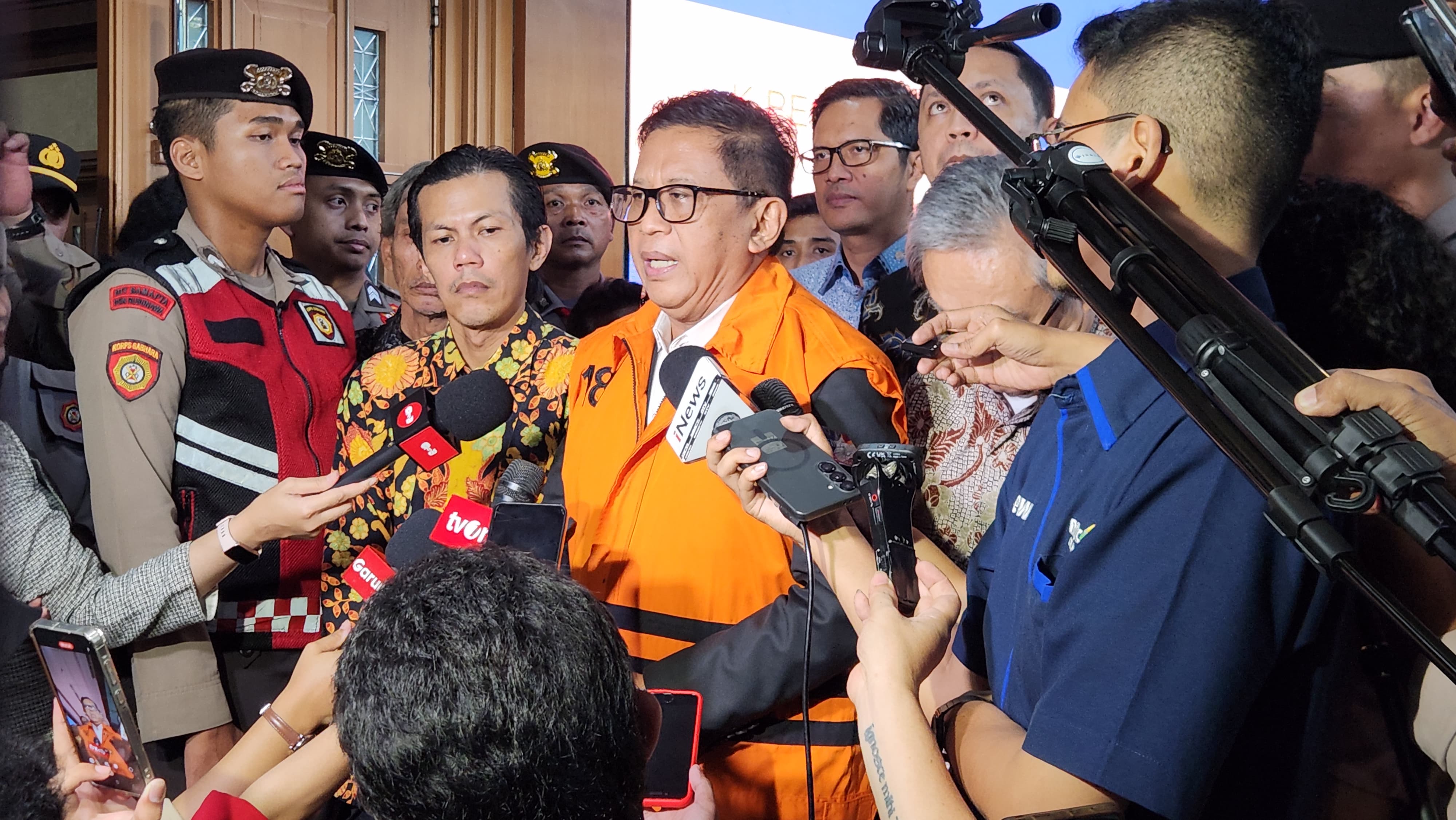 Hasto Kristiyanto saat ditemui wartawan setelah selesai sidang pembacaan duplik di Pengadilan Tipikor Jakarta Pusat. (foto: Sulindo/Iqyanut Taufik)