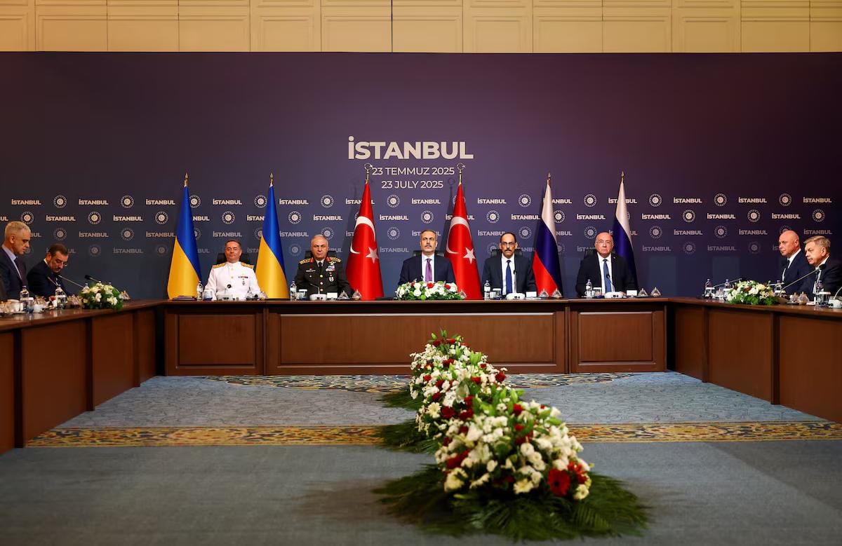 Kepala Staf Umum Turki, Metin Gurak, Menteri Luar Negeri Turki Hakan Fidan, kepala intelijen Turki, Ibrahim Kalin, menghadiri pertemuan di Istana Ciragan pada hari putaran ketiga perundingan damai antara Rusia dan Ukraina, di Istanbul, Turki, 23 Juli 2025. (Sumber: Reuters)