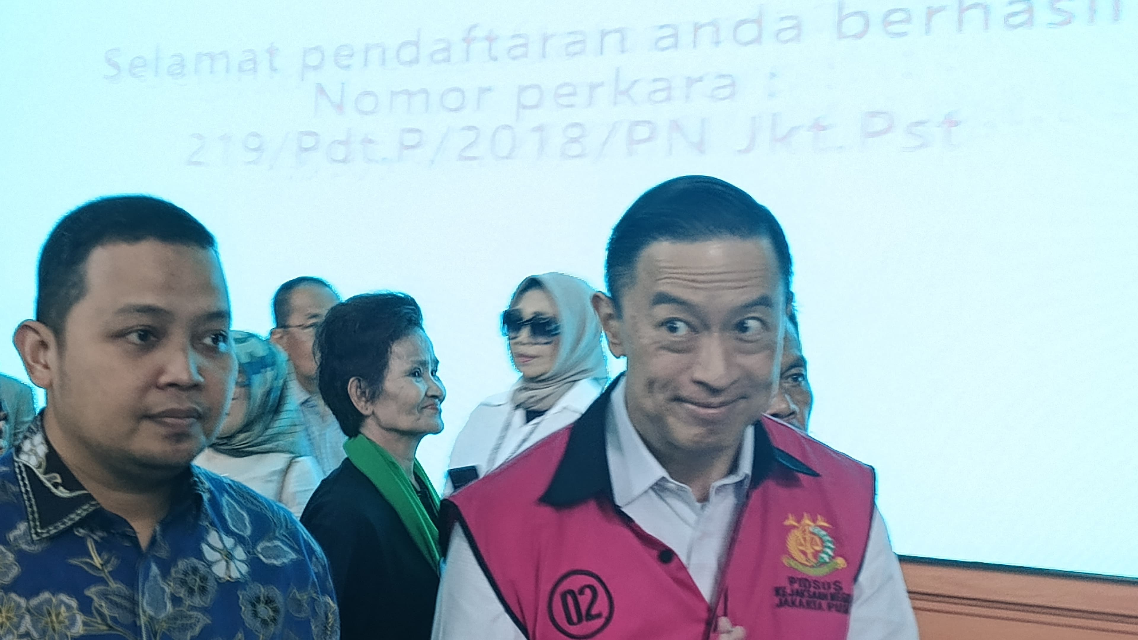 Thomas Trikasih Lembong (rompi pink). (Foto: Sulindo/Iqyanut Taufik)