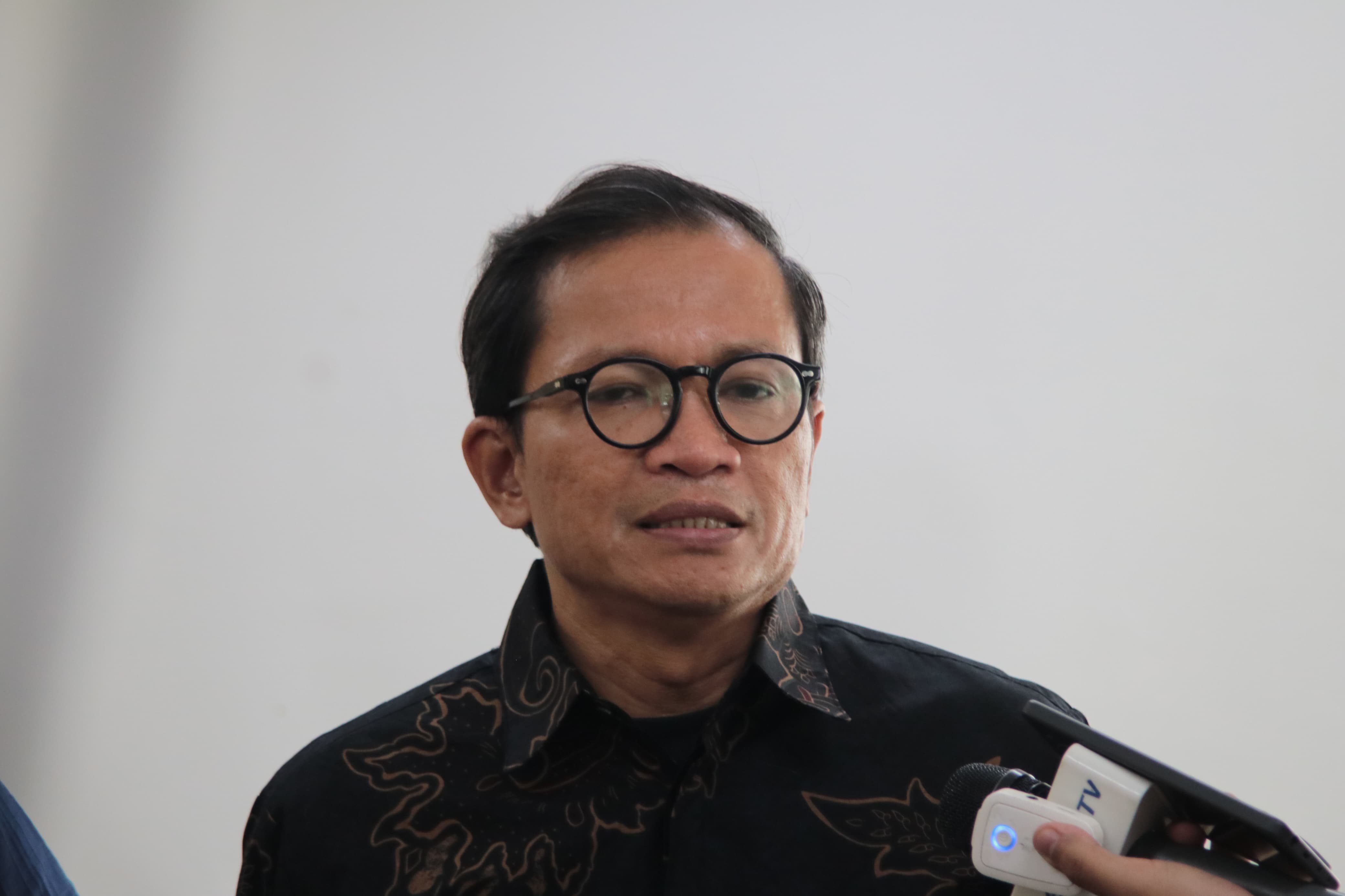 Direktur Eksekutif Amnesty International Indonesia, Usman Hamid saat konferensi pers di FH UI kampus Salemba, Jakarta