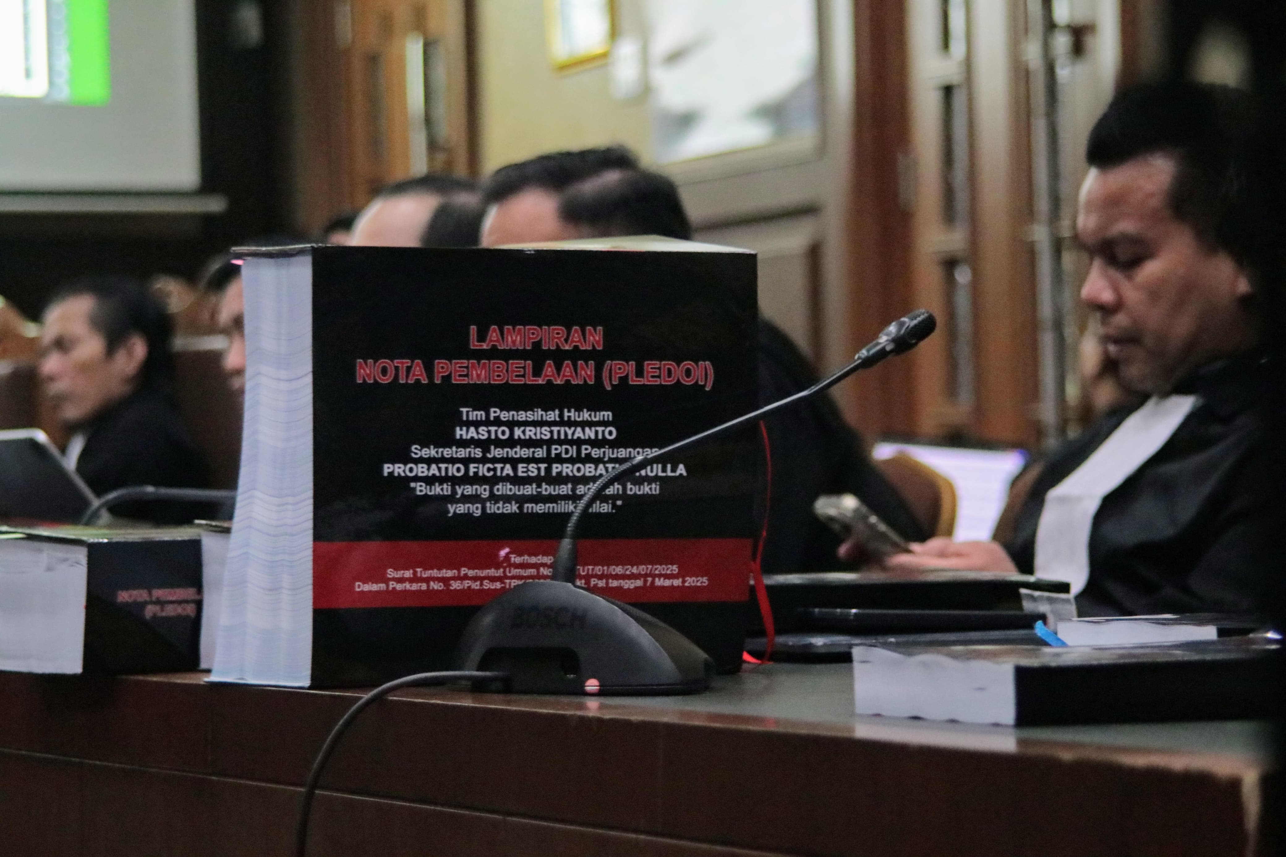 Hasto Kristiyanto Bacakan Pledoi Setebal 189 Halaman