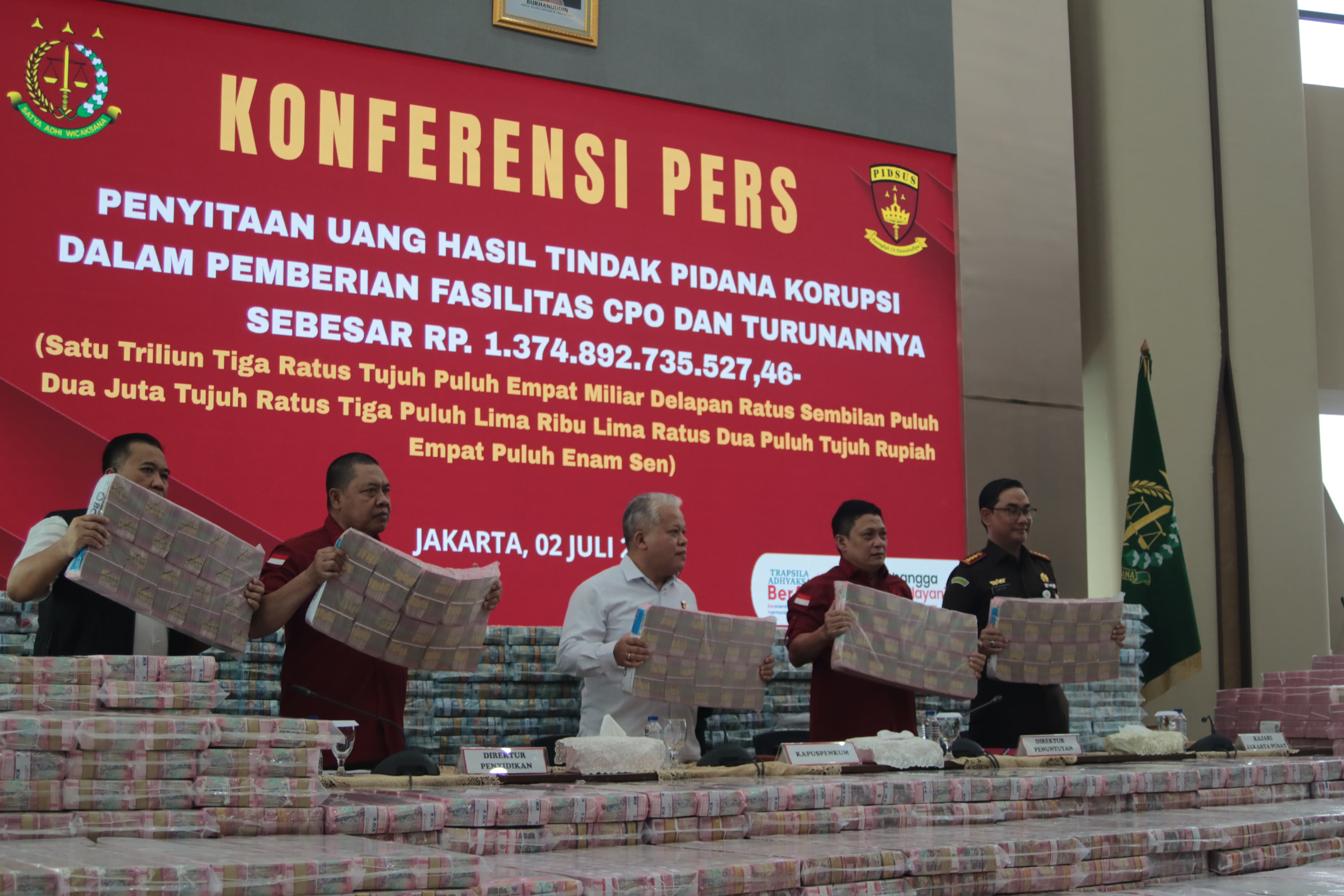 ‎Kejagung Perlihatkan Uang Hasil Sitaan Kasus Korupsi Pemberian Fasilitas CPO