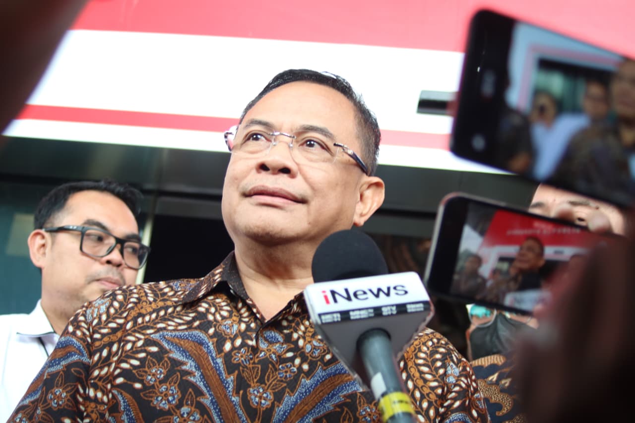 Bupati Pati saat akan keluar dari Gedung Merah Putih KPK setelah dirinya diperiksa sebagai saksi terkait rel kereta api di DJKA. (foto: Sulindo/Iqyanut Taufik)