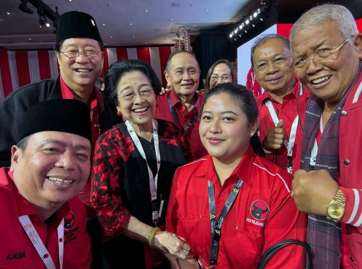 Ketua Umum PDI Perjuangan, Megawati Soekarnoputri bersama Emir Moeis (tengah bagian belakang), dan para kader PDI Perjuangan. (istimewa)