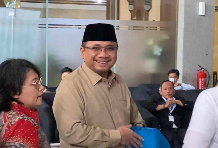 Eks Menag Yakut Qoumas saat tiba di gedung Merah Putih KPK. (Foto: Sulindo/Iqyanut Taufik)