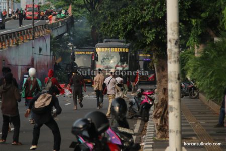Massa melakukan aksi di dua tempat yakni di jalan Gerbang Pemuda dan di jalan Pejompongan Raya. Dari Pantauan di lapangan, Massa sempat melempari Bus milik Brimob dan dibalas polisi dengan tembakan gas air mata.
